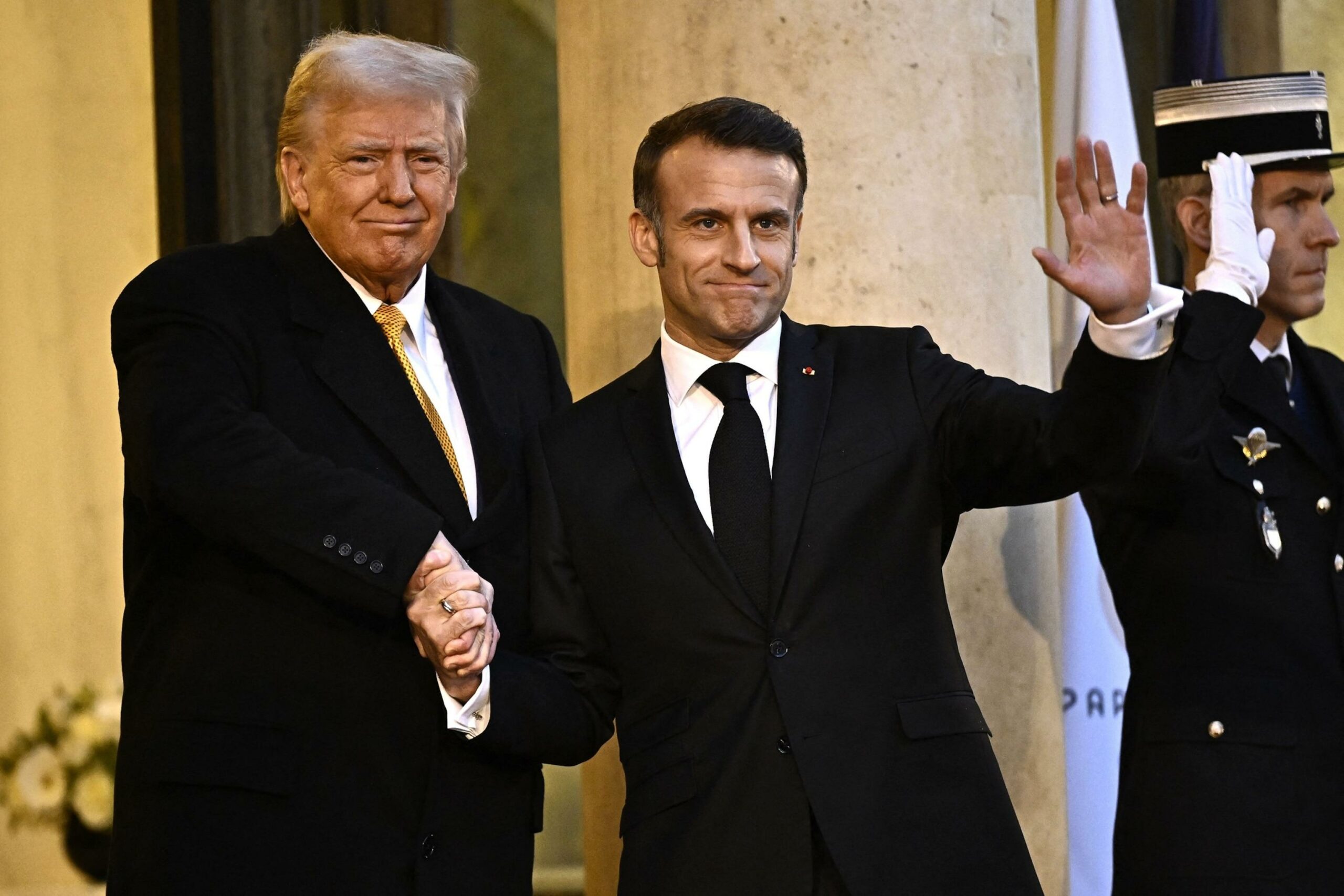 Trump, Macron, Zelensky Hold Trilateral Talks on Russia-Ukraine War